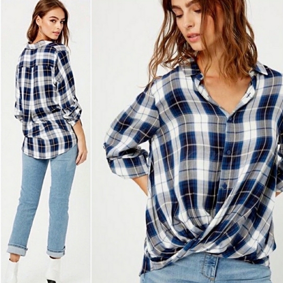 🎉HP🎉Gathered Front Wrap Hem Button Down Blouse - Picture 2 of 2